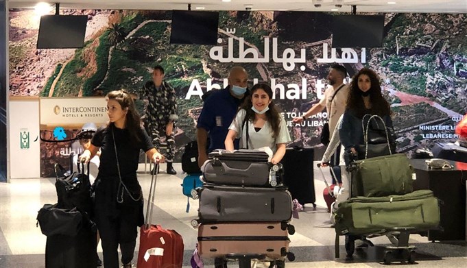 استطلاع للرأي: الانهيار الاقتصاديّ والفشل الحكوميّ يدفعان الشباب اللبنانيّ إلى الهجرة